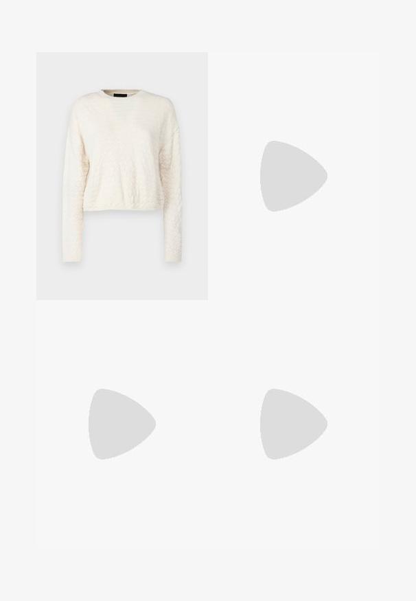 Cremefarbener, kurz geschnittener Pullover mit einem strukturierten Diamantmuster, langen Ärmeln sowie einem gerippten Kragen und Saum. Weiches, gestricktes Material.; Blaue Denim-Jeans mit hoher Taille, weitem Bein und orangenen Nähten. Verfügt über ein klassisches Fünf-Taschen-Design und einen Metallknopfverschluss.; Rote Leder-Ballerina mit einer spitzen Zehe, ausgestattet mit einem Seitenriemen mit einer Metallschnalle und einem niedrigen schwarzen Absatz. Glatte Textur über die gesamte Fläche.;  Katzenaugen-Sonnenbrille mit einem schwarz-orangenen Schildpattrahmen, braunen Gläsern und schlanken, spitzen Enden. Verfügt über ein minimalistisches Logo am Bügel.