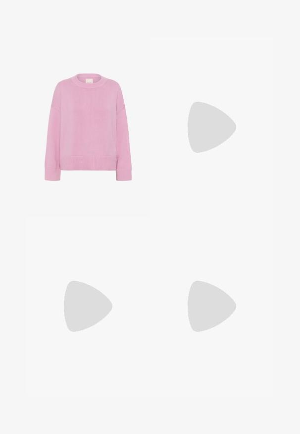 Rosa stickad tröja med rund halsringning, sänkta axlar och ribbade muddar. Tyget har en mjuk textur och en avslappnad passform.; Vit volangkjol med smockad midja. Har lager av genomskinliga volanger som skapar ett texturerat, flödande utseende.; Tan mockaläderscowboystövlar med spetsig tå, västerländska sömnadsdetaljer, medelhög skafthöjd och träklack.; Svart faux-krokodil läderhandväska med en strukturerad design, gyllene detaljer, ett handtag på toppen och ett magnetiskt lock.