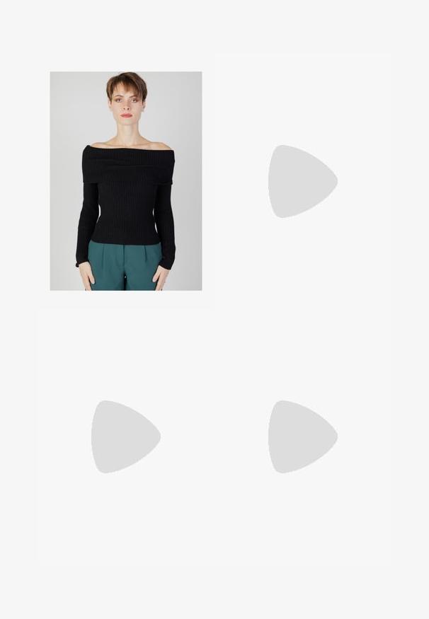 Schwarzer gerippter Off-Shoulder-Pullover mit langen Ärmeln, figurbetontem Design und strukturiertem Stoff. Kombiniert mit türkisfarbenen Hosen.; Strapless Kleid in Marineblau mit einem ausgestellten Rock, der mit einem weißen Blumen- und Objektmuster versehen ist. Hergestellt aus leichtem Stoff.; Schwarze Absatzmules mit einer breiten, offenen Zehenpartie und einem geschwungenen Oberteil. Hergestellt aus strukturiertem Stoff, mit einem schlanken Absatz und einer glatten Sohle.; Schwarze Cat-Eye-Sonnenbrille mit dunklen Gläsern, Kunststoffrahmen, schlanken Bügeln und dezentem Branding an der inneren Seite des Bügels. Matte Oberflächenstruktur.