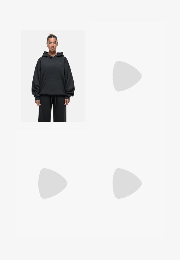 Zwarte oversized hoodie van zacht materiaal, met een kangoeroezak, trekkoord en subtiele reliëfdruk van het logo op de borst.; Blauwe sweatpants met een trekkoord in de taille, wijde benen en een klein wit Nike-logo aan de linkerkant. Gemaakt van zachte stof.; Witte leren sneaker met geperforeerde teenbox, gestructureerde zool en witte veters, gecombineerd met wijde rode broeken en een blauw-geel achtergrond.; Beige quilted handtas met dubbele handvaten, zachte textuur en een ritsluiting aan één kant. Eenvoudige, afgeronde vorm en minimale ontwerpdetaillering.