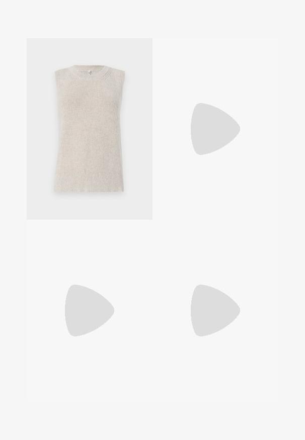 Top sans manches en tricot de couleur beige clair avec une texture côtelée, un col rond et des détails tricotés le long des épaules et de l'ourlet.; Pantalons larges noirs, en tissu lisse et léger ; dotés de plis avant et d'une silhouette droite. Finition avec un ourlet propre.; Bottes noires hautes en cuir lisse, au design à bout pointu et à tige effilée.; Sac à main noir matelassé en matériau brillant, avec une bandoulière en chaîne dorée et un accent décoratif avec logo. Forme rectangulaire.