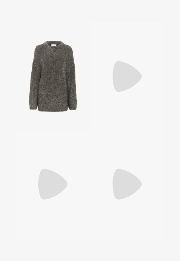 Soaked in Luxury BABBETTE - Strickpullover - dark gull gray; Weißes Baumwoll-T-Shirt mit kurzen Ärmeln, rundem Halsausschnitt und einem kleinen schwarzen "VICTORIA BECKHAM" Logo auf der Brust. Minimalistisches Design.; Marineblaue weit geschnittene Hose aus weichem Material, mit Bundfalten, Knopfverschluss und zwei seitlichen Taschen.; Schwarze Lederloafers mit glatter Oberfläche, genähten Details um die Zehen und einer niedrigen Gummisohle. Kombiniert mit weiten schwarzen Hosen.; Beige gesteppte Handtasche mit runder Form, aus glattem, gepolstertem Material gefertigt, mit einem Reißverschluss und einem einzelnen Tragegurt.