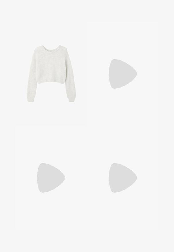 Siv krojen pulover izdelan iz mehkega, puhastega materiala. Ima dolge rokave in okrogel izrez ter gladko, lahko teksturo.; Svetlo modri traper hlače naravnost kroja, z visokim pasom, petimi žepi, zapiranjem na gumb in zadrgo, z diskretnim madežem in kontrastnimi šivi.; Rjave semiš copate z zaobljenim nosom, gumijastim podplatom in stranskimi izrezi, v kombinaciji s svetlo bež krojenimi hlačami.; Kornjačaste očala z ovalnimi lečami in gladko, sijočo površino. Imajo tanke stranice z rahlim ovinkom na templjih. Prosojne leče.