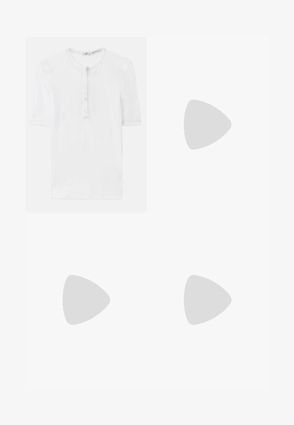 Tricou alb cu mânecă scurtă din material canalat, cu decolteu rotund și placket cu cinci nasturi. Textură moale și croială lejeră.; Fustă lila cu talie elastică, până la genunchi, textură netedă și fără modele sau accente vizibile. Logo-ul brandului pe talia elastică.; Paul Smith TOPANGA - Balerini - black; Plică din piele de culoare bleumarin, cu textură de crocodil, curea din lanț argintie și clapetă metalică. Formă rectangulară cu design pliabil.
