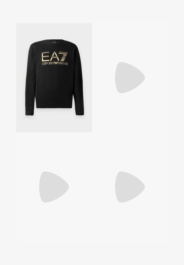 Černá mikina s kulatým výstřihem, s výrazným zlatým logem EA7 Emporio Armani na hrudi. Měkká tkanina s žebrovanými manžetami a lemem.; Tričko s krátkým rukávem zelené barvy, s černými ramenními panely, modrými rukávy a malým logem EA7 Emporio Armani na hrudi.; Černé sportovní kalhoty vyrobené z hladkého materiálu, s elastickým pasem a manžetami, a s kontrastním logem potištěným na boku.; Bílé tenisky s hladkým koženým svrškem a nízkým profilem. Mají zaoblenou špičku, šest nýtů a texturovanou gumovou podrážku.