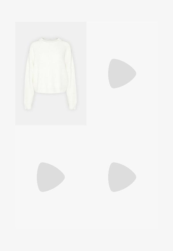 Pull en maille blanche avec un col rond, des manches longues et une coupe décontractée. Présente un motif texturé et un ourlet et des poignets côtelés.; Shorts en coton beige avec des plis, dotés d'une taille haute et d'une coupe droite. Leur texture lisse et leur design ajusté offrent une apparence structurée.; Mocassins en cuir noir avec un nœud lié, présentant des œillets dorés le long des côtés et une semelle en caoutchouc plate. Texture lisse, design classique.; Sac à main en cuir tressé noir avec une forme incurvée, doté d'une poignée épaisse et d'une fermeture zippée. Surface texturée avec une finition brillante.