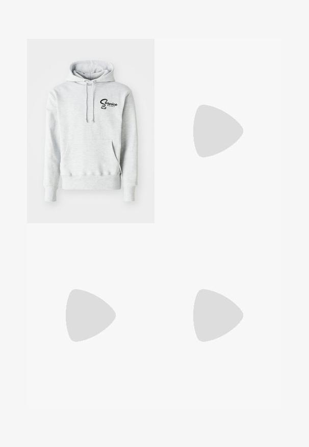 Šedá mikina s kapucňou z mäkkej tkaniny, s predným vreckom, stiahnuteľnou kapucňou a čiernym logom "Service Works" na ľavej strane hrude.; Biela košeľa s krátkym rukávom a golierom na gombíky, vyrobená z hladkej látky, s predným zapínaním a čistým, minimalistickým dizajnom.; Čierne džínsové nohavice so rovnými nohavicami majú klasický dizajn s piatimi vreckami, zapínaním na gombík, minimálnym prešívaním a jemnou textúrou.; Biele tenisky s červenými akcentmi, s hladkým koženým zvrškom, okrúlou špičkou a modrou podrážkou. Šnurovací dizajn s viditeľnými švovými detailmi.