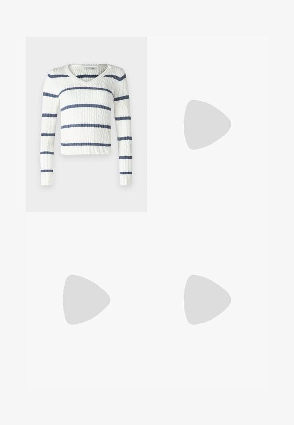 Fehér kötött pulóver tengerész kék vízszintes csíkokkal, V-kivágással, hosszú ujjakkal, bordázott aljjal és mandzsettákkal. Strukturált szövet részletek az egész anyagon.; Fekete skinny farmernadrág klasszikus öt zsebbel, elöl gombos záródással és finom fakult hatással a textúra érdekében.; Fehér bőr edzőcipő perforált orral, texturált talppal és fehér fűzővel, széles vörös nadrággal párosítva, kék és sárga háttérrel.; Arany fülbevalók sima, fényes felülettel. Kör alakú dizájn, amely kis kapoccsal és átlátszó tartozékkal rendelkezik a biztonságos viselés érdekében.