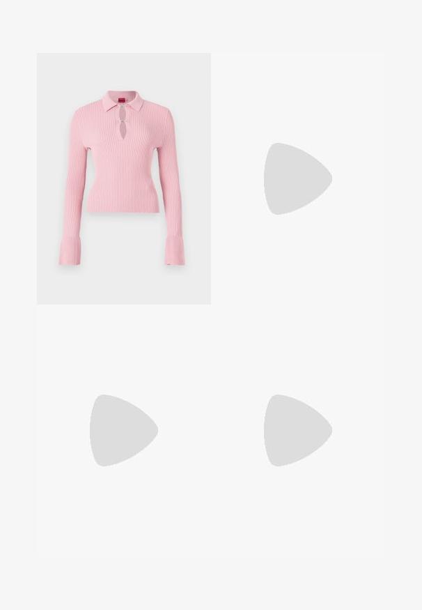 Lyserød ribbet langærmet top med polo-krave, nøglehul udsnit og sølvknapsdetaljer. Ærmeslutterne har et bredere ribbet design.; Navyblå bomulds T-shirt med rund halsudskæring, korte ærmer og et præget logo på brystet. Glat tekstur, klassisk pasform.; Sort nederdel med en udsvinget design, der har to frontlommer med hvide detaljer, en knaplukning, og en glat stoftekstur.; Sort læder højhælede sko med spids tå, ankelrem og en tynd hæl. Glat tekstur med en guldaccent på hælbasis.