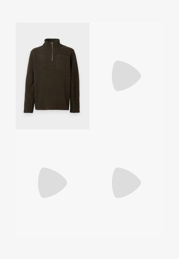 Brauner Fleece-Pullover mit hohem Kragen, halbem Reißverschluss und Brusttasche. Weiche Textur und lockere Passform, mit langen Ärmeln.; Braune Baumwollhosen mit geradem Bein, Fronttaschen und metallischem Knopfverschluss. Sie haben eine glatte Textur und ein minimalistisches Design.; Braune Lederloafers mit niedrigem Profil, gesteppten Details, einer leicht erhöhten Gummisohle und einer glatten Oberfläche.; Schwarze Sonnenbrille mit achteckigem Rahmen, dunklen Gläsern, glänzender Oberfläche, dünnen Bügeln und goldenen Akzenten auf der Vorderseite.