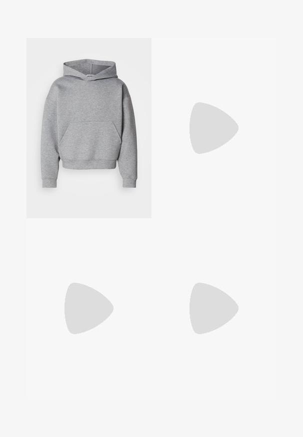 Grå cropped hoodie lavet af blødt materiale, der har en frontlomme, brede ærmer og en klassisk hætte med snore.; Blå lige ben denim jeans med for- og møntlommer, bæltestropper og en metalknaplukning på en ensfarvet baggrund.; Hvide sportsko med en mesh-overdel, sorte accenter, tekstureret gummisål og elastisk snøringssystem. Letvægtig med et moderne design.; Brune gradient solbriller med rektangulær form, tykke rammer og sorte stænger. Det gennemsigtige brune materiale giver dybde.
