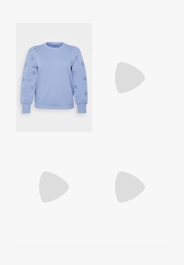 Sweater pulover de culoare bleu deschis cu mâneci bufante, având modele florale brodate pe mâneci și un tiv și manșete ribbed.; Jeans din denim albastru cu o etichetă din piele maro pe care scrie "ONLY CARMKOMA Denim," cu cusături vizibile și un detaliu de buzunar lateral.; Pantofii Mary Jane din piele bordeaux cu o cataramă pătrată, vârf rotund și un toc gros negru, cu un model de profil.; Geantă din piele bleu deschis cu mânere de sus, buzunar frontal cu clapetă și curea detașabilă pentru încheietura mâinii, pe un fundal alb.