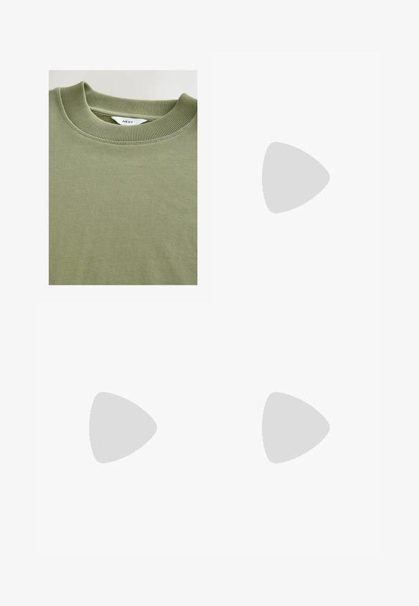 Olivengroene katoenen sweatshirt met een geribbeld ronde hals en fijne textuur, voorzien van subtiele stikdetails. Merklabel zichtbaar aan de binnenkant.; Donkergrijze denim jeans met een loose fit, voorzien van vijf zakken, koperen klinknagels en een rechte pijp die eindigt halverwege het onderbeen.; Zwarte suède sneakers met witte rubberen zolen, voorzien van een vetersluiting ontwerp, textuuraccenten en subtiele branding, gedragen met bruine broeken.; Zwarte zonnebril met een rechthoekige vorm, donkere lenzen, zilveren accenten bij de slapen en een matte afwerking op het montuur.