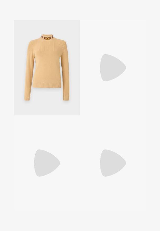 Striktrøje i lys beige med lange ærmer og ribbete tekstur. Har en høj krave med en brun accent og en guldkrog.; Mørk burgunder læder nederdel med en glat overflade, tætsiddende design og en lige silhuet. Karakteriseret ved minimale sømme og ingen synligt hardware.; Sort læder hæl sandal med firkantet tå, ankelrem med en guldbuckle og en slank metallisk hæl. Glat tekstur, minimalistisk design.; Sort læderhåndtaske med en struktureret design, der har en kortet form, tophåndtag og guld hardware-accenter. Justerbar skulderrem inkluderet.