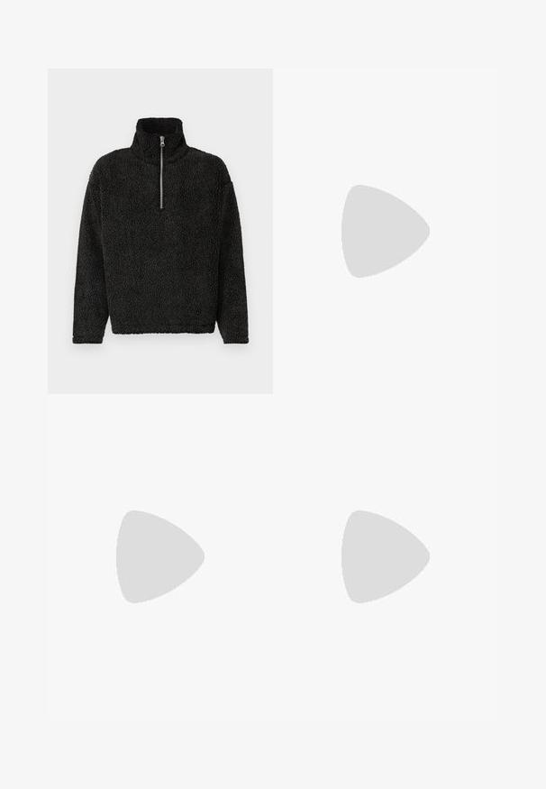 Pullover in felpa nera con colletto alto e zip a un quarto sul davanti. Caratterizzato da un tessuto morbido e texturizzato e maniche lunghe.; Camicie bianche a maniche corte in confezione da due, con colletto button-down e una texture in cotone morbido, progettate per l'abbigliamento casual.; Pier One Chino - black; Mocassino in pelle nera con finitura liscia, caratterizzato da un design cucito e da un accento decorativo in catena metallica sul vamp. Tacco piatto.