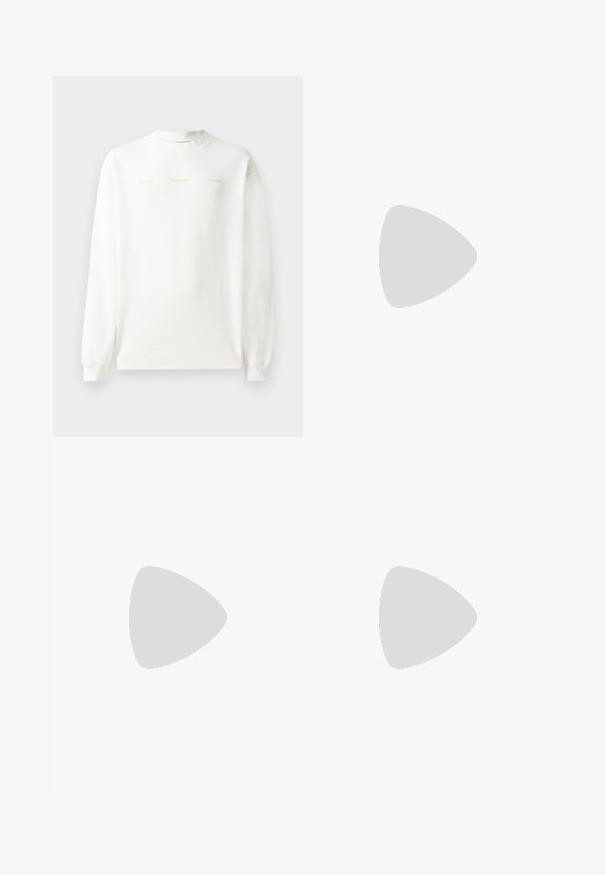 Bijela majica s dugim rukavima, okruglog izreza i rebrastim rubovima. Sadrži zlatni ispis preko prsa: "HZW (25-26) HOLZWEILER THE SUN."; Bijela kratkotrajna majica s kratkim rukavima i okruglim izrezom, s malim crnim natpisom "roberto cavalli" centriranim na prsima.; Mornarice trenirke širokog kroja s okomitim krem trakama uz strane. Izrađene su od mekanog, teksturiranog materijala i imaju elastičnu traku u struku.; Bijele kožne tenisice s glatkom površinom, okruglim vrhom, ravnim vezicama i teksturiranom potplatom. Imaju suptilan logo na peti.