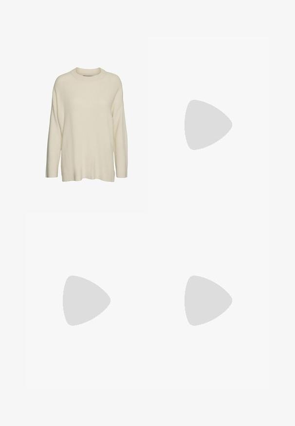 Maglione lavorato a maglia color crema con collo alto, maniche lunghe e una vestibilità rilassata e squadrata. Il tessuto sembra essere testurizzato e morbido.; Camicia bianca a maniche lunghe cropped realizzata in tessuto morbido, con scollatura rotonda e design semplice e senza cuciture, priva di decorazioni.; Pantaloni grigi a gamba larga realizzati in tessuto morbido, con una vita elastica e due tasche laterali, dal design semplice e minimalista.; UGG TAZZ II - Zoccoli - muted brass