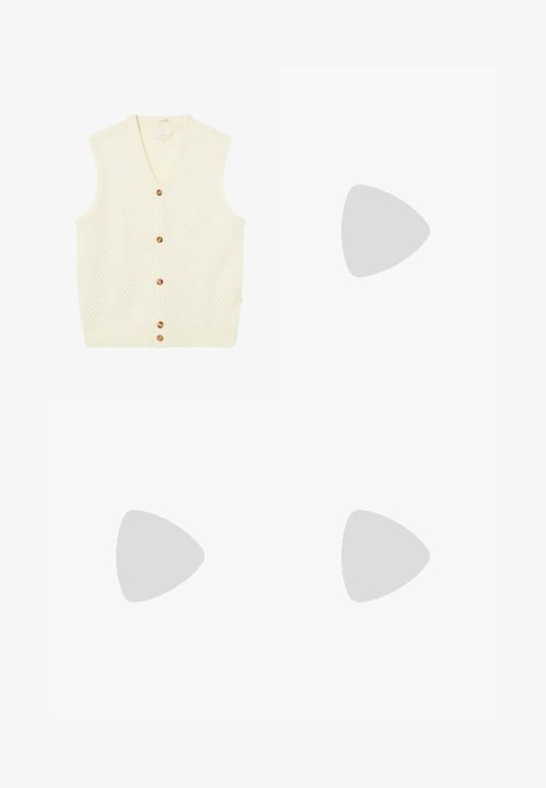 Kermassa neuleliivi, jossa on teksturoitu timanttimalli, v-muotoiset kaula-aukko, ribatty helma ja seitsemän ruskeaa nappia etupuolella.; Vaalean kermankeltainen nappipaita, jossa on ohuita pystysuoria raihnoja. Siinä on terävä kaulus, pitkät hihat ja pieni brodeerattu logo rintataskussa.; Ruske pleated hlače s širokim nogavicami, ki imajo gumbasto zapiranje in stranske žepke, narejene iz teksturiranega materiala, primernega za sproščeno nošenje.; Ruske nahkaste loafers čez bleščečo površino, z vdelanim šivom na prstih in nizko peto. Ob strani je prisotna embosirana oznaka blagovne znamke.; Hopeiset metalliset aurinkolasit, joissa on soikeat harmaat linssit, kapeat sangan osat ja minimalistinen muotoilu. Linssit omaavat hienovaraisen heijastavan laadun.