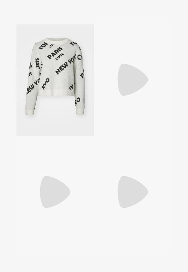 Maglione cropped bianco con grafiche testuali nere "PARIS," "NEW YORK," e "LOVE," dotato di scollo rotondo e polsini a costine. Tessuto morbido.; Jeans azzurri a gamba larga in denim, con vita media, cinque tasche e chiusura con bottone accompagnata da un sottile accento metallico.; Sneaker beige chunky con inserti in rete e accenti marroni, dotati di dettagli arancioni e una suola testurizzata. Indossati con pantaloni rosa, mostrando un look casual.; Borsa in denim blu con una forma arrotondata e imbottita e una maniglia curva. La texture è morbida, con cuciture visibili e una finitura liscia.