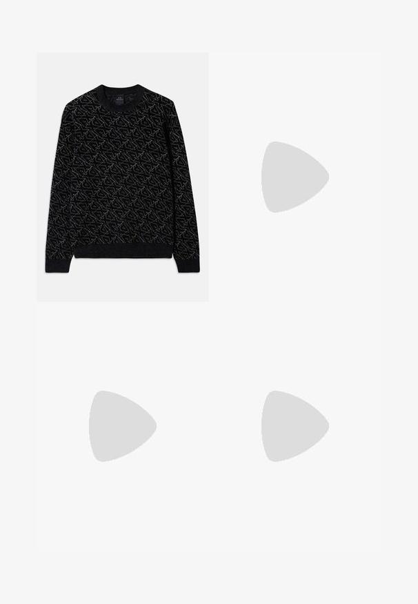 Sweater preto com um padrão texturizado em verde escuro. Apresenta um decote redondo, mangas longas e punhos e barra canelados.; Jeans de ganga azul-escuro com corte de perna reta, costura visível, design de cinco bolsos e fecho de botão prateado na cintura.; Mocassins de couro preto com uma textura suave, bico arredondado e uma faixa decorativa sobre o peito do pé. Salto baixo e empilhado, design minimalista.; Saco transversal em pele preta com fecho de aba, ferragens em tom prateado e dois acentos redondos. Apresenta uma alça destacável. Textura suave.