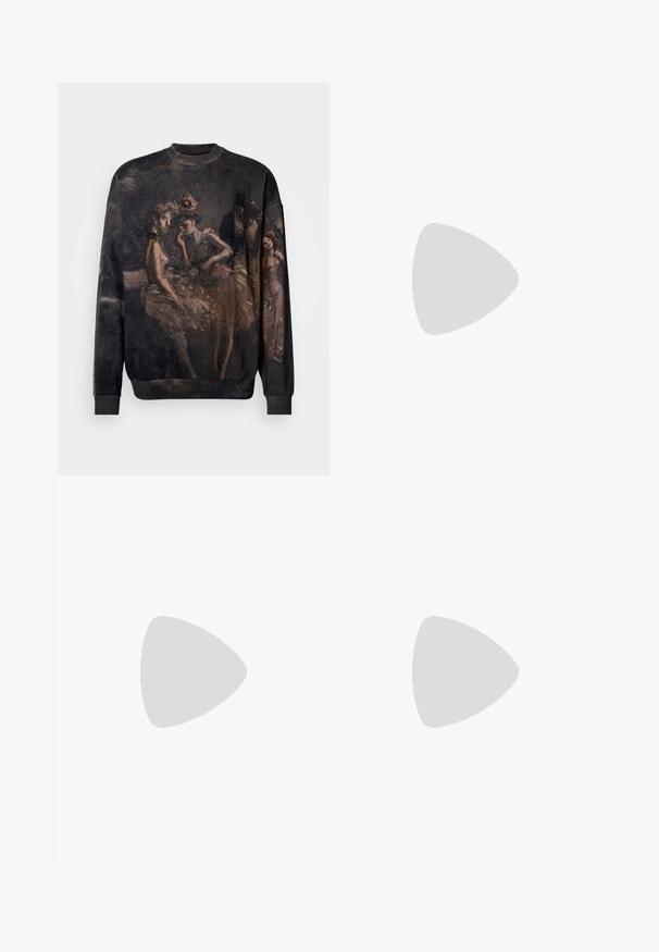 Dunkler Pullover mit künstlerischem Druck von Vintage-Tänzern in eleganten Kleidern und Hüten, eingefangen in sanften, gedämpften Tönen.; Zwei übereinander gestapelte T-Shirts: eines weiß und eines schwarz. Kurze Ärmel, runde Ausschnitte, aus Baumwollstoff. Mit einem kleinen blauen Logo am Ausschnitt.; Schwarze Hose mit einem gefältelten Design, weiter Beinform und glatter Textur. Verfügt über ein rotes Taillenlabel.; Schwarze Leder-Schnürschuhe mit glatter Oberfläche, abgerundeter Zehenpartie und minimalistischer Gestaltung. Verfügt über eine subtile kontrastierende Schlaufe und Gummisohle.