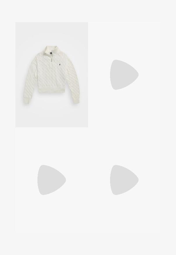 Polo Ralph Lauren CABLE KNIT COTTON QUARTER ZIP JUMPER - Strickpullover - white; Braunes langärmliges Oberteil aus strukturiertem Material mit einem V-Ausschnitt und einer Knopfleiste an der Vorderseite, mit gerafften Ärmeln und abgerundetem Saum.; Weite Hose aus leichtem beigen Stoff mit glatter Textur. Verfügt über einen gefütterten Taillenbund, vordere Falten und keine sichtbaren Taschen.; Braune Wildleder-Sneaker mit weißen Akzenten und Schnürsenkeln. Gummisohle in Kautschuk-Optik. Getragen mit weißen Socken, die schwarze Streifen haben. Grüner strukturierter Fußboden.