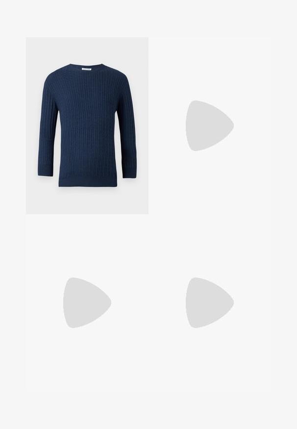 Le pull en tricot navy présente un motif côtelé texturé, un col rond et des manches longues. Fabriqué à partir d'un tissu doux avec une silhouette ajustée.; Pantalons droits bleu foncé en tissu mélangé coton. Comprend une fermeture à boutons à l'avant, des passants de ceinture et deux poches latérales.; Baskets blanches et beiges présentant une combinaison de textures lisses et en daim, un bout rond, un système de laçage et une semelle en caoutchouc plate.; Sac banane en suède gris avec une forme arrondie, deux compartiments zippés et une sangle réglable. Comprend des accents en métal.