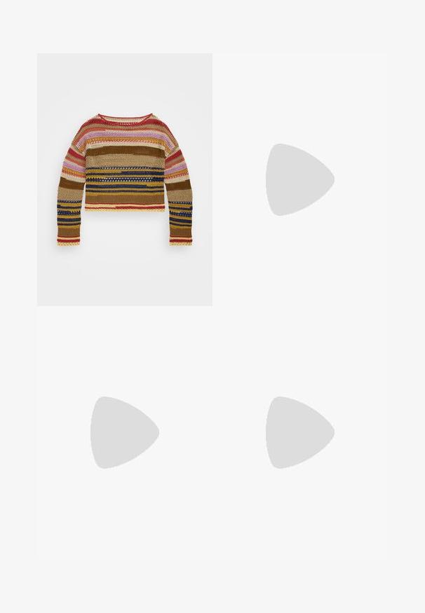 Polo Ralph Lauren LONG SLEEVE - Πουλόβερ - tan/multi-colored; Polo Ralph Lauren HEMP WIDE LEG PANT - Παντελόνι - nevis; Μποτάκι από σουέτ στον τόνο taupe με σκούρες καφέ δερμάτινες λουρίδες και χρυσές αγκράφες. Επίπεδη σόλα, στρογγυλή μύτη και λεία υφή. Περιλαμβάνει λεπτομέρεια σχεδίασης στο πλάι.; Λευκή δερμάτινη τσάντα με καμπύλο σχήμα, χρυσά αξεσουάρ και υφή, φορεμένη πάνω από ένα σκούρο σακάκι και λευκό πουκάμισο.