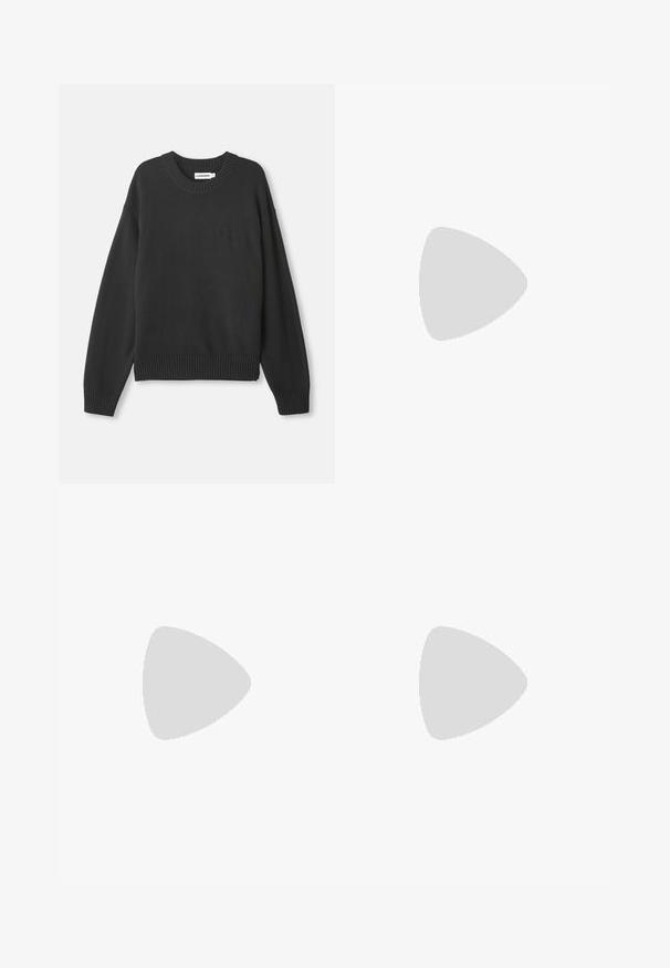 Zwarte gebreide trui met een ronde halslijn, geribbelde mouwen en onderrand, met een subtiele tekstuurlogo op de linker voorzijde.; Bruine en beige geruite blouse met lange mouwen, een brede kraag, knoopsluiting aan de voorkant en manchetten met één knoop. Lichtgewicht stof met een lichte glans.; Zwarte wijde broek gemaakt van lichte stof. Elastische tailleband met een koord. Heeft zijsplitten nabij de zoom voor gemakkelijke beweging.; Zwarte suède sneakers met vetersluiting en contrasterende witte rubberen zool. Voorzien van textuurpanelen aan de zijkanten en subtiele branding op de hiel.