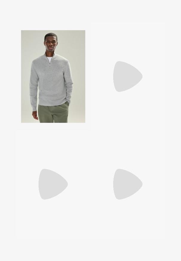 Jersey de punto gris claro con un cuello con cremallera de un cuarto, textura acanalada y mangas largas, combinado con pantalones verde oliva.; Camiseta blanca de algodón con cuello redondo, mangas cortas y un corte relajado. Presenta un diseño liso sin patrones ni detalles.; Next STRIPE-REGULAR FIT - Pantalones chinos - charcoal grey; Zapatos de cuero negro con puntera redondeada, detalles de costura y una suela gruesa y resistente con ranuras distintivas. Diseño sencillo con cordones.; Bolsa de lona negra hecha de un tejido duradero con asas de cuero suave, forma cilíndrica, cremallera visible y una pequeña etiqueta de la marca en la parte frontal.