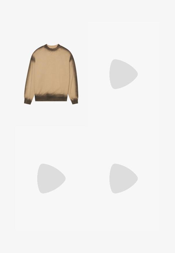 Beige sweatshirt met een verloop dat naar de onderkant donkerder wordt, lange mouwen, ribbelboorden en hals, en een gladde stoftextuur.; Witte katoenen t-shirt met korte mouwen, ronde hals en een losse pasvorm. Glad textuur en geen zichtbare patronen of accenten.; Zwarte geruite broek met een elastische tailleband, wijde pijpen, textuurstof en een subtiel ruitpatroon overal.; Zwarte suède instappers met een lage hak, voorzien van een eenvoudige band over de bovenkant en een gestructureerd detail langs de zijkanten.