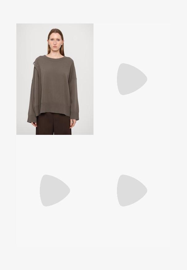 Brown oversized sweater with long sleeves, ribbed cuffs, a wide neckline, and a silver accent on the shoulder. Soft knit texture.; Long-sleeved white ribbed top with a henley neckline and six-button placket, featuring fitted cuffs and a slightly tapered shape.; Dark blue pinstriped trousers with a high waist, wide leg design, and no visible hardware or embellishments. Smooth texture and tailored fit.; Paul Smith TOPANGA - Ballet pumps - black