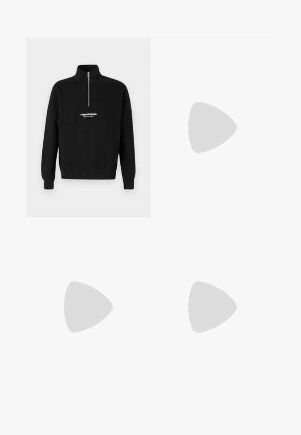 Sort pullover sweatshirts med høj krave og halv lynlås, med et hvidt "Original Studio" logo på forsiden. Blød stofstruktur.; Lysblå denim jeans med bred benvidde og høj talje, fem lommer og knaplukning. Glat tekstur med en falmet vaskefinish.; Sort lavt-top sneakers med tekstureret læder og ruskindspaneler, hvidgummi sål og sorte snørebånd på en ensfarvet lys baggrund.; Sort nylon crossover taske med justerbar strop, featuring en glat tekstur, en front lynlåslomme og et logo akcent.