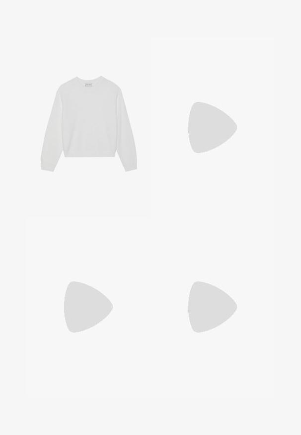 Valkoinen neulepaita, jossa on pyöreä kaula-aukko, laskeutuvat olkapäät, ribbi-materiaali ja hieman lyhyempi helma. Pehmeä kangas, rento muotoilu.; Vaaleansininen, pitkähihainen paita, joka on valmistettu teksturoidusta kankaasta. Sisältää kaksi rintataskua ja käärittävät hihat, jotka on kiinnitetty tabeilla. Napillinen etuosasuunnittelu.; Korkeavyötäröiset, leveälahkeiset farkut tummansinisestä denimistä, jossa on sileä pinta, kontrastivärinen ommel ja viisi taskua. Edessä nappisulku.; Valkoiset lenkkarit, joissa on verkkokangas, kumipohja, nauhattomuus elastisilla nauhoilla ja kultatäyteiset yksityiskohdat.; Kermainen pehmustettu pääpanta, jossa on kiertävä muotoilu, yhdistettynä beige-valkoraidalliseen puseroon, jossa on pyöreä pääntie. Huomaamaton koruasu.