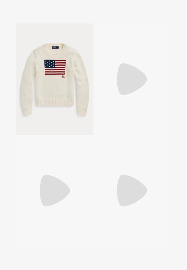 Pulover tricotat crema, având un design mare brodat cu steagul american pe față. Gulerul, mansetele și tivul cu model în relief adaugă textură.; Tricou alb din bumbac cu mâneci scurte, de tip crew neck și o croială lejeră. Materialul pare neted, fără modele sau grafice vizibile.; Jeans din denim bleu deschis, cu croială largă și talie înaltă, cu cinci buzunare și ușoare decolorări, prezentând un buton metalic și bucle pentru curea.; Botină din suede bej, cu vârf rotund, detalii cusute, buclă de prindere pe spate și talpă din cauciuc texturat. Proiectată pentru confort și căldură.; Geantă tote din suede maro cu două mânere lungi, închidere prin șnur și un design minimalistic. Textură netedă și fără accente vizibile de hardură.