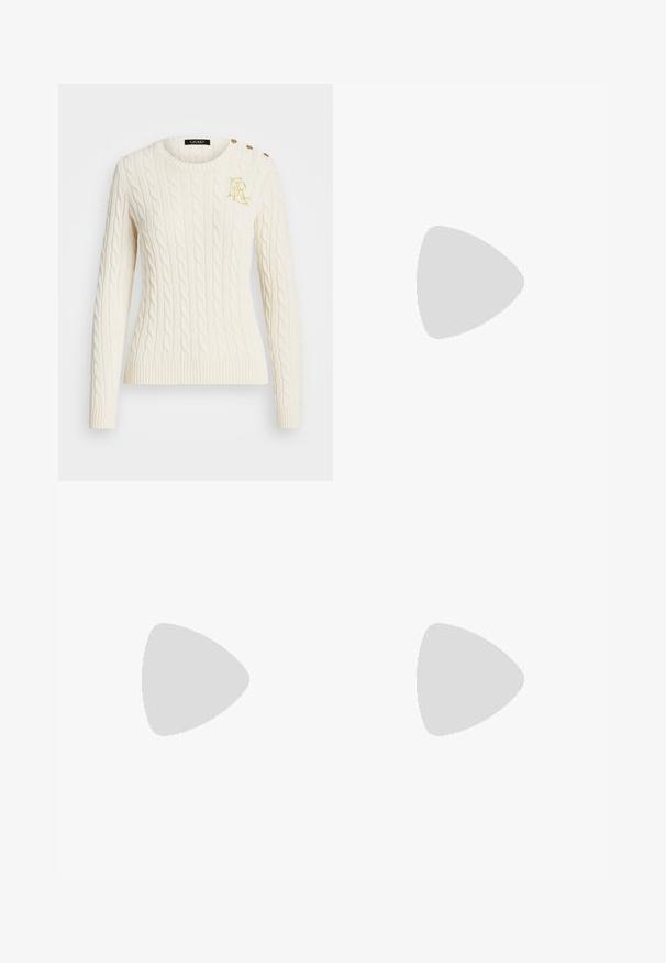 Pulover, design tricotat în cablu de culoare crem, cu guler rotund, tiv ribat, mâneci lungi, dotat cu nasturi aurii pe umăr și un detaliu brodat cu logo.; Fustă argintie până la genunchi, cu paiete, având un talie ajustată, ce prezintă modele verticale strălucitoare și slituri laterale pentru ușurința mișcării.; Sandale cu toc înalt bej, cu vârf pătrat și bretele subțiri pentru glezne. Material neted cu un design minimalist, având un toc subțire.; Geantă din piele neagră în formă de jumătate de lună, cu accente din metal auriu, având un închidere cu fermoar. Purtați-o în diagonală peste un pulover gri.
