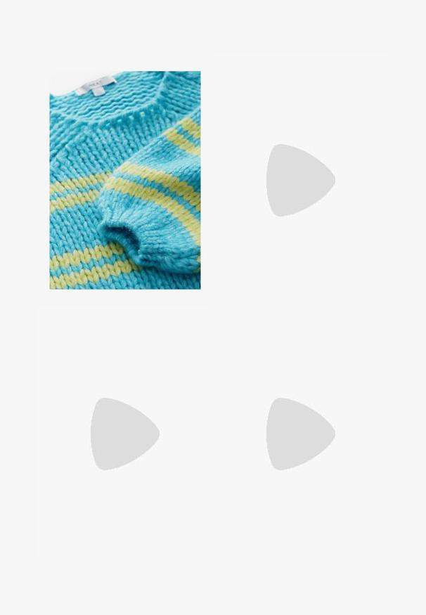 Maglione lavorato a maglia con un motivo testurizzato, caratterizzato da strisce turchesi e gialle. Il filato pesante conferisce un aspetto robusto e accogliente.; Completo bianco a due pezzi con top senza spalline, bottoni e tasche, abbinato a una gonna lunga e fluttuante. Tessuto morbido e linee pulite.; Sneakers in suede azzurro chiaro con strisce in pelle bianca, suola marrone texturizzata e dettaglio logo dorato. Design basso con punta tonda.; Occhiali da sole tartarugati con design geometrico, lenti gialle e dettagli in metallo sulle tempie. Montatura ampia e texture opaca.