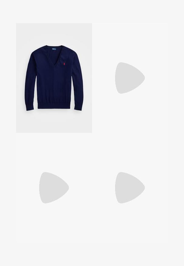 Sötétkék V-nyakú, hosszú ujjú pulóver, bal mellen vörös hímzett Polo Ralph Lauren logóval, fehér háttéren elhelyezve.; Fénykék pólóing, texturált anyagból, rövid ujjú, gombos elülső résszel és kicsi, hímzett logóval a bal mellen.; Kék farmernadrág, egyenes szabással, a jobb térdnél megviselt szakítással és elhalványult mosással. Öt zsebes dizájn, kontrasztos varrással.; Fekete bőr fakó, lekerekített orral, ezüstös csattal ellátott pántokkal és 6,5 cm-es tömbsarkúval. A felület textúrált részletei az orron.