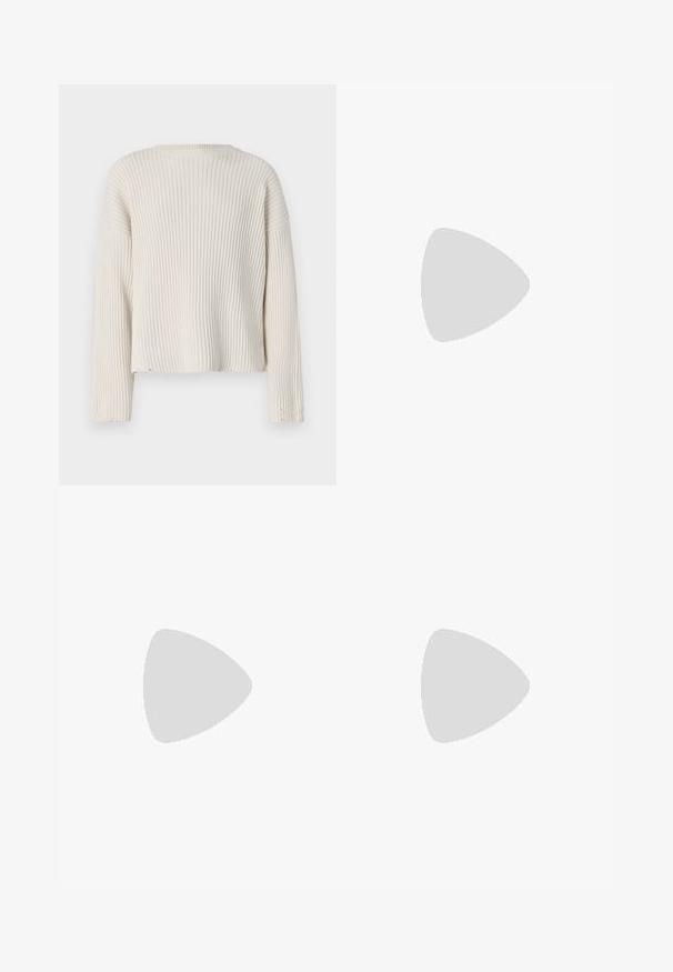Suéter de color crema con manga larga, escote redondo y corte holgado. Presenta detalles de dobladillo deshilachado y tejido texturizado.; Pantalones de esquí rojos con tirantes negros ajustables, bolsillos con cremallera en la parte delantera y trasera, y acentos en negro en la parte inferior de las piernas, fabricados con un material duradero y suave.; Zapato oxford de cuero negro con diseño de cordones, punta redonda, suela de goma plana y un sutil detalle de costura en la parte superior.; Bolsa de tela negra con un patrón texturizado y acolchado. Forma redondeada, asas cortas y gruesas, y una estructura blanda y flexible.