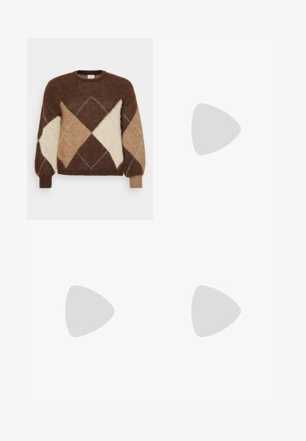 Brun mohair-genser med et diamantmønster i beige, brunt og krem. Rund hals og ribbestrikkede mansjetter, myk tekstur.; Sorte linbukser med rett snitt, midjehøyde og cropped lengde, med en glatt tekstur og uten synlige lukkinger.; Sorte ankelstøvler i svart lær med glatt overflate, elastiske sidepaneler og en kraftig hæl. Har en løftestrop for enklere påkledning.; Sølvmetall øredobber med et bølgete, skulpturelt design, preget av en polert finish og uregelmessige former, som fremhever en moderne estetikk.