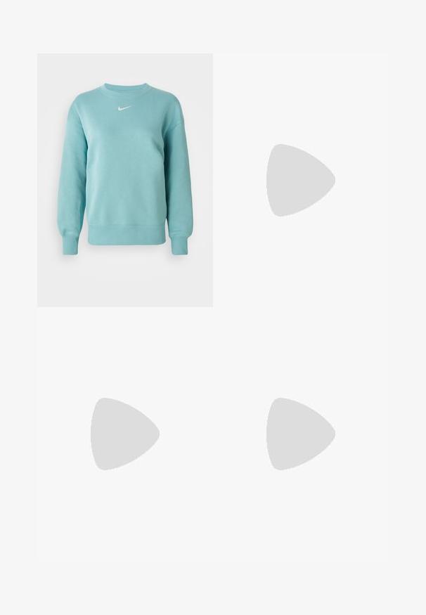 Lyseblå langærmet crew neck sweatshirt med ribbede manchetter og kant, prydet med et lille hvidt Nike swoosh-logo i midten af brystet.; Lys mauve fleece sweatpants med elastisk talje, snor, sidelommer og elastiske manchetter, vist fladt mod en hvid baggrund.; Nike sneaker med en glat, hvid overdel, sølv detaljer og en sort gummisål. Har Air-dæmpning og et strømlinet design.; Aviator-solbriller med gradient blå linser, sølvmetalramme og dekorative stjerneakcenter på linserne. Glat og strømlinet design.