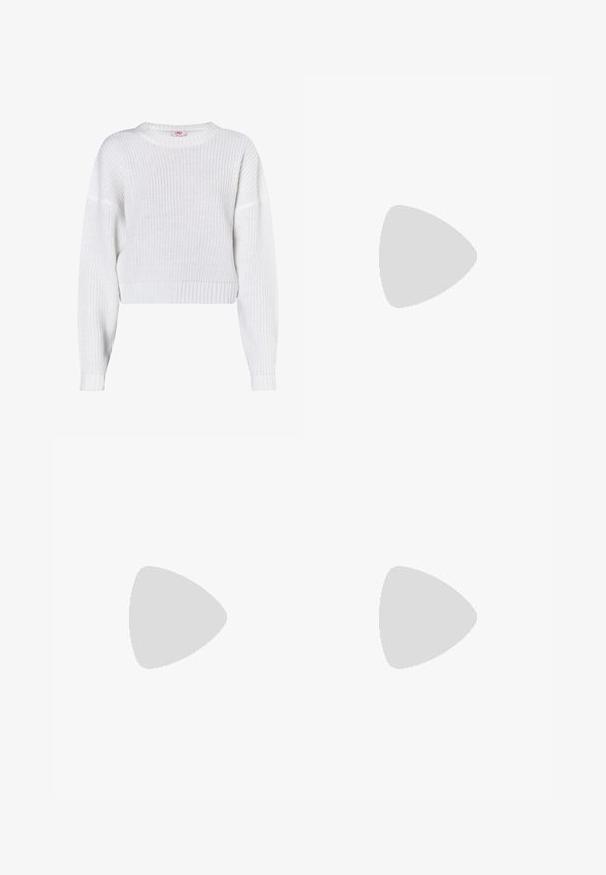 Weißer, gestrickter Pullover mit Rundhalsausschnitt, verkürztem Design, geripptem Saum und locker sitzenden langen Ärmeln. Texturiert mit offener Webart.; Braune weit geschnittene Hosen aus glattem Stoff, mit flachem Bund, zwei vorderen Taschen und Bügelfalten für einen maßgeschneiderten Look.; Weiße Lederloafers mit flacher schwarzer Sohle, dekorativen Nähten und abgerundetem Zehenbereich. Einfaches Design, geeignet für legere oder formelle Anlässe.; Ovale Sonnenbrillen mit dunkelgrünen Gläsern. Rahmen aus goldfarbenem Metall und braunem Schildpatt-Design an den Bügeln. Minimalistisches Design.