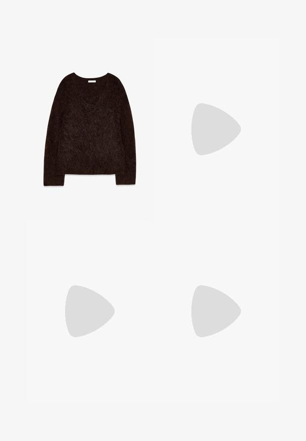 Brązowy sweter dzianinowy z dekoltem w serek, długimi rękawami i miękką, puszystą fakturą. Projekt jest w dużym rozmiarze z luźnym krojem i minimalnym wykończeniem.; Brązowe dżinsy o szerokich nogawkach z wysokim stanem, z zamkiem błyskawicznym z przodu i zapięciem na guzik, z kieszeniami z przodu i z tyłu.; Czarny skórzany botek za kostkę z ostrywnym noskiem, kwadratowym obcasem, gładką fakturą oraz detalami szycia wzdłuż szwów. Wysokość obcasów wynosi około 3,5 cala.; Torebka na ramię w kolorze brązowym, pleciona, z zaokrąglonym wierzchem i dwoma uchwytami. Posiada teksturowany wzór oraz szeroką, otwartą strukturę, co ułatwia dostęp.