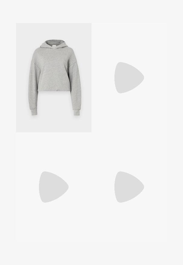 Lühenen hall sweatshirt, mis on valmistatud pehmest kangast, kapuutsiga, pikkade varrukatega ning rinna peal on tagasihoidlik logotunne.; Valge ilma varrukateta t-särk, mis on valmistatud ribakotist. Omab ümarat kaelust ja külgmisi õmblusi, sellel on lähedane disain ja sile tekstuur.; Heledsinine teksapüksid, millel on sirge jalgade lõige, viiest nupust lend ja tagaküljel taskud koos peente õmblusdetailidega.; Mustad mustus spordijalats koos võrkkattega, hõbedaste detailide, pehmendatud tallaga ja nööridega sulgemisega. Omab ümarat varbaosa ja tekstureeritud tallatähist.; Must have mustsa nahkkotasku, millel on kaks käepidet, eemaldatav õlarihm, kuldsed aksessuaarid ja sile tekstuur. Omab lukuga peamist jaotust.