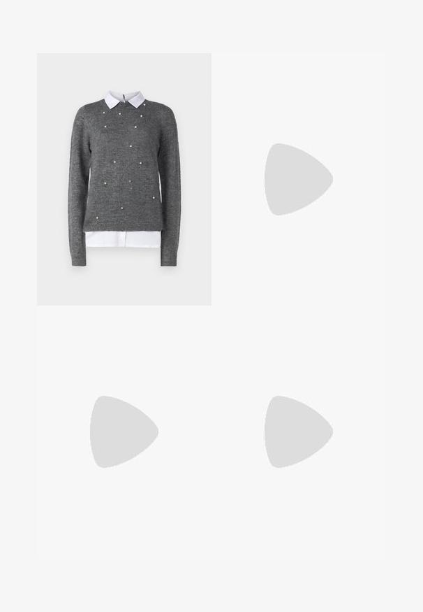 Maglione grigio con scollatura rotonda, maniche lunghe e sottoveste bianca con colletto. Decorato con accenti a forma di perla sparsi. Texture morbida.; Pantaloni neri a gamba larga con una texture in pizzo, caratterizzati da motivi floreali e orli a merletto. Design leggero e fluido per il massimo comfort.; Stivaletti in pelle nera alla caviglia con punta rotonda, lace-up frontale e suola in gomma spessa con battistrada textured. Tassello sul retro.; Borsa a mano in pelle nera con patta e dettaglio in metallo dorato. Include una tracolla nera e un design elegante e minimalista.; Orecchini a cerchio in argento con un design torciglionato, caratterizzati da una finitura lucida e chiusura a perno. Misurano circa 3 cm di diametro.