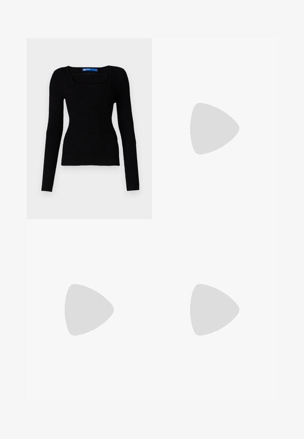 Svart ribbad stickad långärmad topp med fyrkantig halsringning och åtsittande design, med en texturerad tyg och utan synlig hårdvara eller detaljer.; Breda ben, mörkblå jeans i denim. Har en knappstängning fram och traditionell femficksdesign med synlig sömnad.; Svarta högklackade sandaler har tunna remmar med en knuten design, en slät fyrkantig tå och en smal stilettklack.; Silverfärgade metallörhängen med en slät, tårformad design och en polerad yta. Subtila gravyrer tillför detaljer. Minimalistisk design.