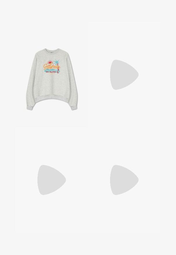 Grijze sweatshirt met kleurrijke borduring van "California" en "Los Angeles", zon- en palmbomen graphics, een ontspannen pasvorm en ribgebreide manchetten.; Witte katoenen t-shirt met een grafische print van verschillende vruchten en bladeren, blauwe en bruine accenten, en korte mouwen.; Blauwe denim jeans met een rechte snit, voorzien van een vervaagde voorkant, oranje stiksels en een vijf-pocket ontwerp. Klassieke knoop- en ritssluiting.; Bruine suede instap espadrille met een jute-wikkelzool en een gladde textuur, met een minimalistisch ontwerp en een leren binnenvoering.