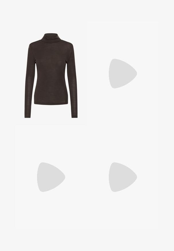 Barna hosszú ujjú garbó póló, slim fit kivitelben, könnyű, enyhén áttetsző anyagból készült.; Barna velúr ceruza szoknya sima felülettel, elülső zsebekkel, gombos záródással és függőleges varrás részletekkel.; Barna velúr balettcipők fényes sötétbarna lakkbőr orral és egy kis masni díszítéssel az elején. Lapos sarkúak.; Barna bőr kézitáska, strukturált dizájnnal, dupla fogantyúkkal és arany színű záródással. Simára csiszolt felület lekerekített sarkakkal.