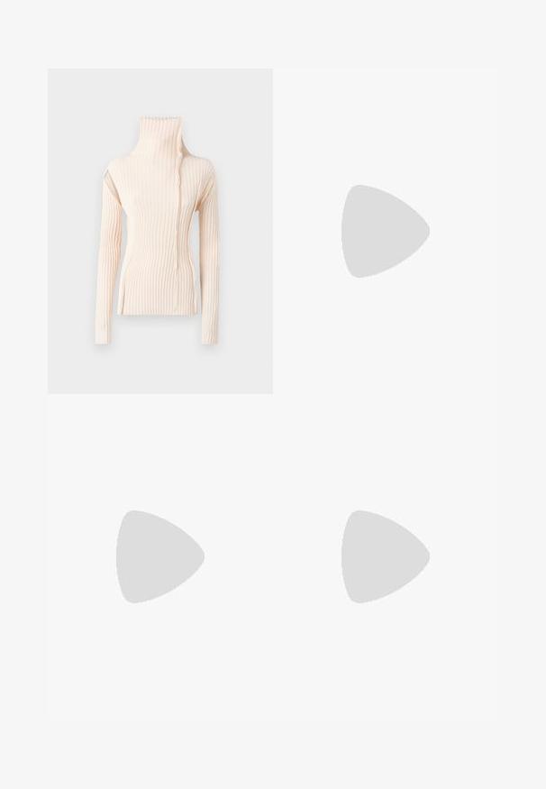 Pulover cu guler înalt, cu dungi, în bej deschis. Are mâneci lungi și un design unic ondulat pe decolteu, realizat dintr-un material tricotat moale.; Pantaloni de trening albi, cu croială largă și talie elastică. Confecționați dintr-un material moale, având cusături laterale discrete și un mic logo imprimat aproape de buzunar.; MM6 Maison Margiela XT-4 MULE - Sneakers low - transparent yellow/shale/lapis blue; Geantă din piele moale, neagră, cu un design unic, răsucit. Dispune de o mânere scurtă și o curea de umăr detașabilă. Stil minimalist.