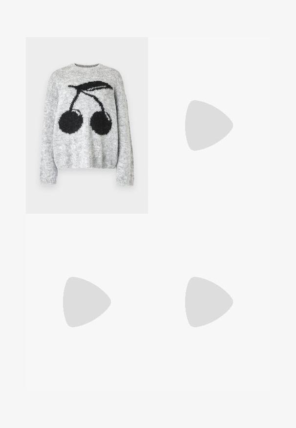 Noisy May NMSUTTON CHERRY - Jersey de punto - light grey melange; Pantalones anchos negros, hechos de algodón texturizado, presentan un cierre de botón en la parte frontal, trabillas para el cinturón y dobladillos rectos con detalles de costura limpia.; Botas de tobillo de ante marrón con forro suave, suela de plataforma gruesa beige y una lengüeta trasera. Superficie texturizada con detalles de costura visibles.; Pendientes metálicos dorados con un diseño ondulado; superficie lisa y reflectante; forma asimétrica; sin patrones o elementos visibles.